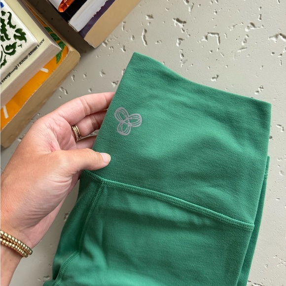 Aritzia TNAction BUTTER New Cheeky Hi-Rise Legging - Picture 3 of 4